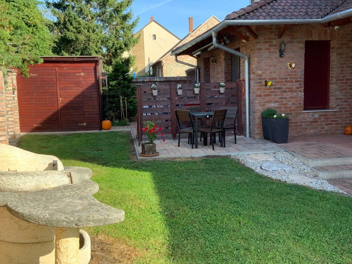 Cherry Apartmanhaz Sarvar Exterior photo